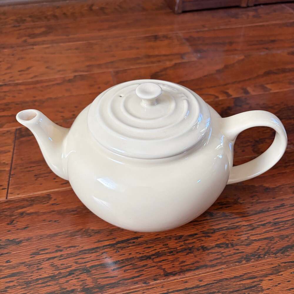 Le Creuset 1.3L Classic Stoneware Teapot in Cream